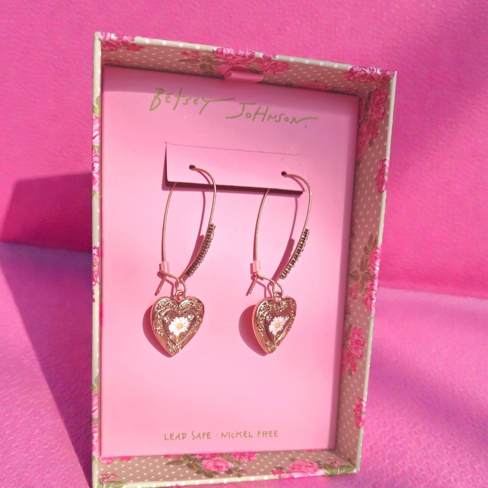 NEW Betsey Johnson Women's Sweetheart Daisy Heart Dangle Earrings Gold Tone NWT